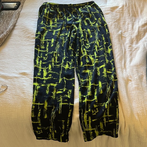 Cropped satin pants with blue and lime green patterns - Picture 2 of 2